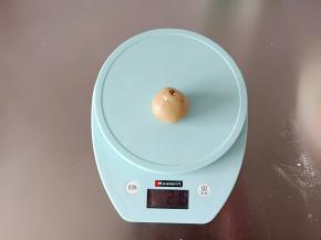 取20克一个的面团捏圆