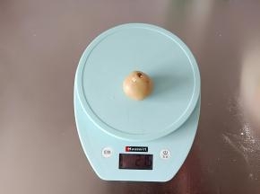 取20克一个的面团捏圆