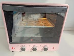 送入预热好的烤箱，上下火180度烤20分钟左右