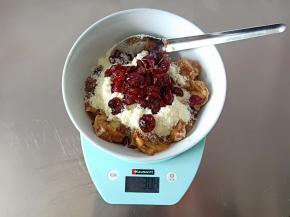 加入奶粉，椰蓉，蔓越莓干拌匀