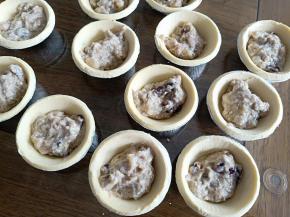 将拌好的香蕉倒入挞皮中，不要太多哦