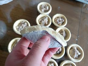 将挞皮合起来，边缘捏一下