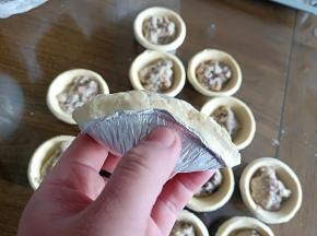 将挞皮合起来，边缘捏一下