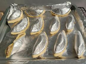 摆入烤盘，，送入预热好的烤箱2烤10分钟后取出拿掉锡纸，继续放烤箱烤10分钟，上色满意就可以拿出来了