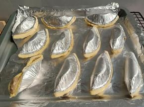 摆入烤盘，，送入预热好的烤箱2烤10分钟后取出拿掉锡纸，继续放烤箱烤10分钟，上色满意就可以拿出来了