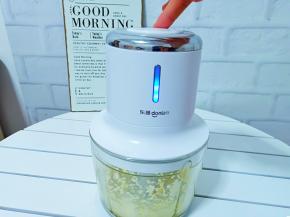 蒜的两头稍微切一下，放东菱无线绞肉机剥皮，再加几片生姜片一起搅拌成末。