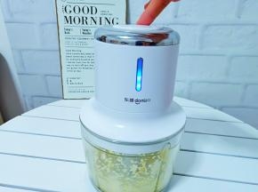 蒜的两头稍微切一下，放东菱无线绞肉机剥皮，再加几片生姜片一起搅拌成末。