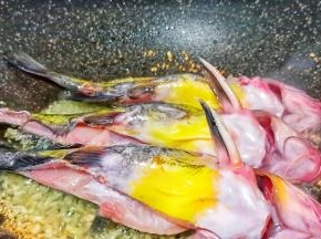 蒜香味出来了放昂刺鱼煎两面微黄，加一点料酒去腥。