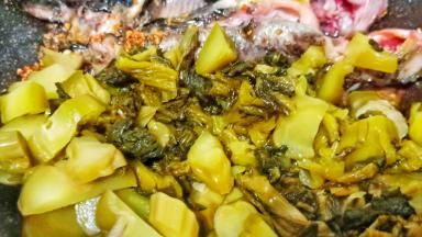 昂刺鱼推一边，下酸菜翻炒出香味。