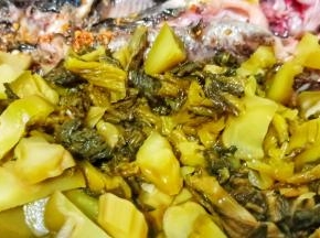 昂刺鱼推一边，下酸菜翻炒出香味。