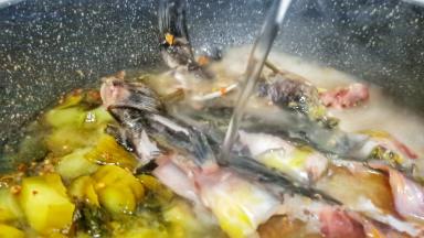 加适量的开水入锅【加开水的话汤汁又浓又白】喜欢吃辣的可以加点泡椒。