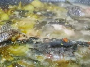 开大火慢慢炖至鱼入味。