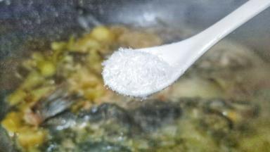 鱼肉充分吸收酸菜的味道，收到汤汁变成粘稠，出锅前撒点葱花与味精调味【酸菜够咸了就不需要买放盐】