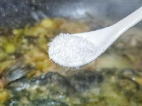 鱼肉充分吸收酸菜的味道，收到汤汁变成粘稠，出锅前撒点葱花与味精调味【酸菜够咸了就不需要买放盐】