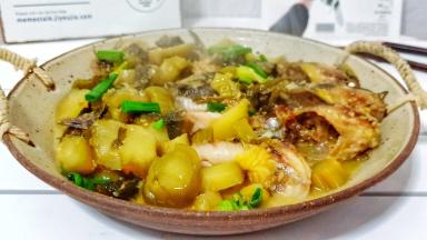 这道菜经过煎鱼肉就会去除腥味，酸菜经过炒软就能把酸味逼出来，再经过焖煮，水分一出一收之后，鱼肉鲜嫩味美带着酸菜味，又不至于会很酸。