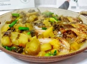 这道菜经过煎鱼肉就会去除腥味，酸菜经过炒软就能把酸味逼出来，再经过焖煮，水分一出一收之后，鱼肉鲜嫩味美带着酸菜味，又不至于会很酸。