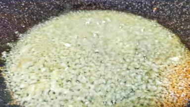 锅里加适量的油，放蒜泥炒香。