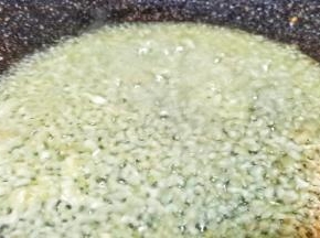 锅里加适量的油，放蒜泥炒香。