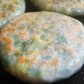 烙至两面上色满意就可出锅了