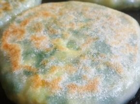 烙至两面上色满意就可出锅了
