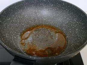 起油锅，加入冰糖小火融化。(记得小火呦)小火将冰糖炒至融化，至褐色。