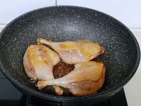 加入焯水的鸭腿，小火翻炒糖色，加入料酒去腥。