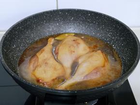 加入开水。(一次性加够)大火烧开，转小火慢炖，约30分钟样子。