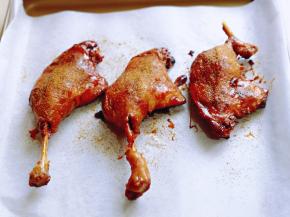 将鸭腿放在垫有油纸的烤盘中，均匀的撒上孜然粉。