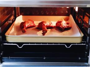 将烤盘入烤箱中层。