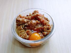 提前用绞肉机绞好的肉糜，放入器具中，加入盐，十三香，料酒，生抽，鸡蛋。