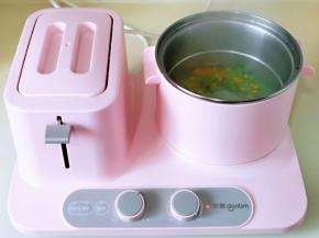 现在将胡萝卜丁，玉米粒，豌豆焯水，早餐机锅中加入水，烧开，下入彩蔬，高档煮2分钟捞出淋干水分。