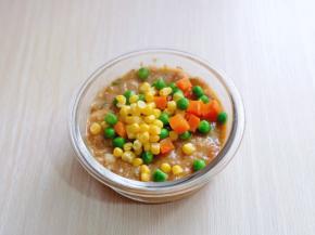 加入肉糜蛋液中，搅拌均匀。