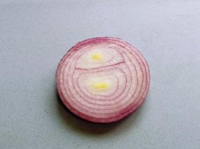 洋葱切开，量可以增减。