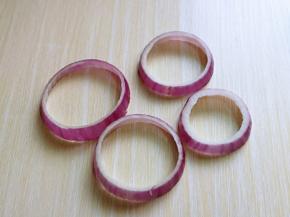 慢慢的取下4个圈，把一层白色透明的皮剥掉。