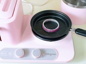 煎锅中加入食用油，放上洋葱圈。