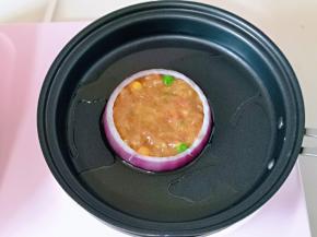 再盛入做好的肉糜，肉糜与洋葱圈平齐即可。