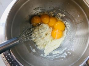 2、加入蛋黄，搅拌均匀