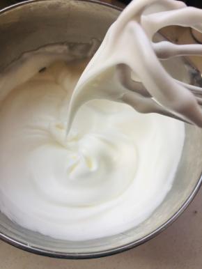 3、蛋白中加入柠檬汁，分3次加糖打至弯钩