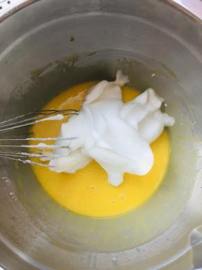 4、取三分之一蛋白到蛋黄糊中，翻拌均匀