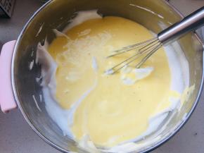 5、倒回到蛋白中。翻拌均匀