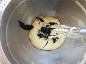 7、取60克蛋糊加入调好的可可酱，翻拌均匀