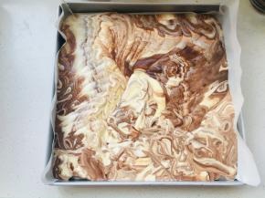 9、烤盘放一张油纸，将面糊倒入烤盘中，倒的时候要注意花纹