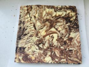 11、出炉后脱模移至晾网上，撕掉油布，底下垫一张油纸