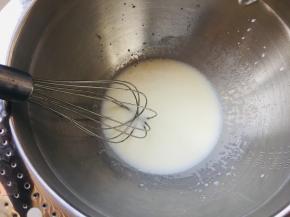 1、牛奶与玉米油充分搅打乳化，加入低粉，Z字搅拌均匀