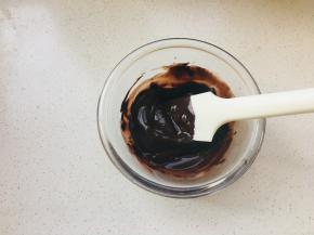 6、可可粉加入热水搅拌顺滑