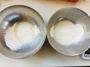 将玉米油与牛奶以20克为一份，分别放到两个容器中，用蛋抽搅打充分乳化，低粉过筛后分成2部分，分别放到两份已经乳化好的牛奶玉米油溶液中，搅拌至无颗粒