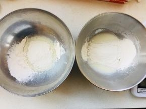 将玉米油与牛奶以20克为一份，分别放到两个容器中，用蛋抽搅打充分乳化，低粉过筛后分成2部分，分别放到两份已经乳化好的牛奶玉米油溶液中，搅拌至无颗粒