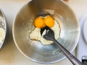 加入蛋黄，Z字搅拌至顺滑