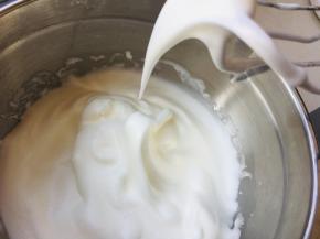 蛋白加3次加入白砂糖，搅打至弯钩，将蛋白平均分成2份，一份加入粉色蛋糊中，一份加入原色蛋糊中