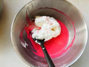 加入色素或者色粉，搅拌均匀，取三分之一蛋白加入到蛋黄糊中，翻拌均匀